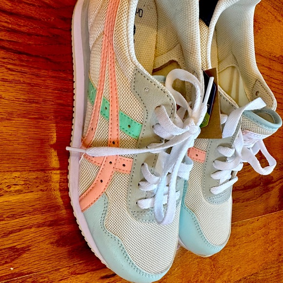 Sneakers - Picture 4 of 8